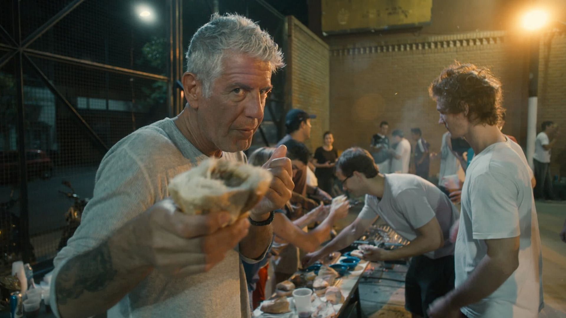 دانلود مستند Roadrunner: A Film About Anthony Bourdain 2021